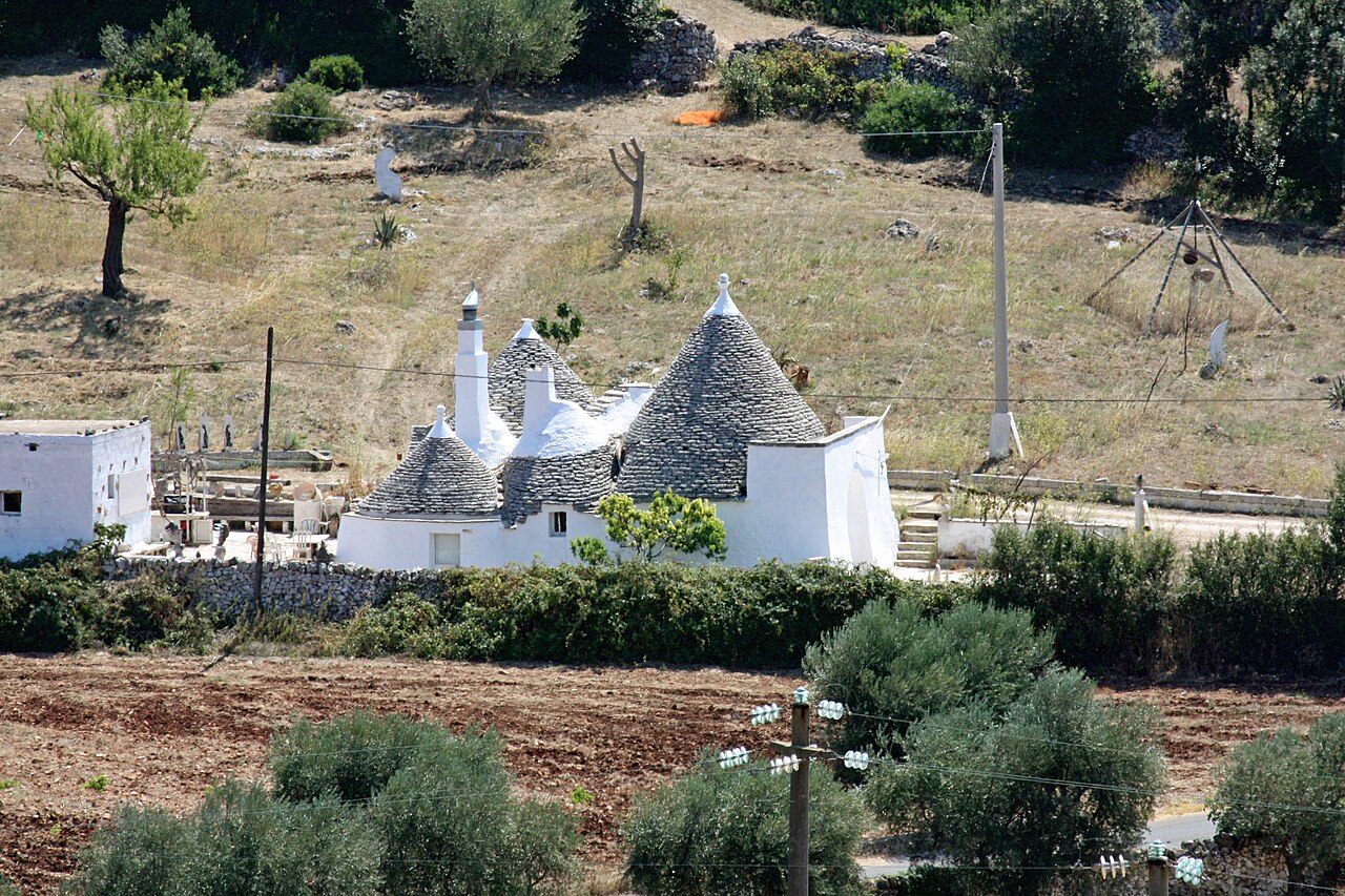 Valle d'Itria — Trulli e muretti a secco nella campagna di Locorotondo