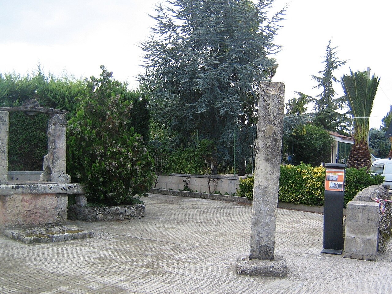 Castri di Lecce — Menhir della Luce