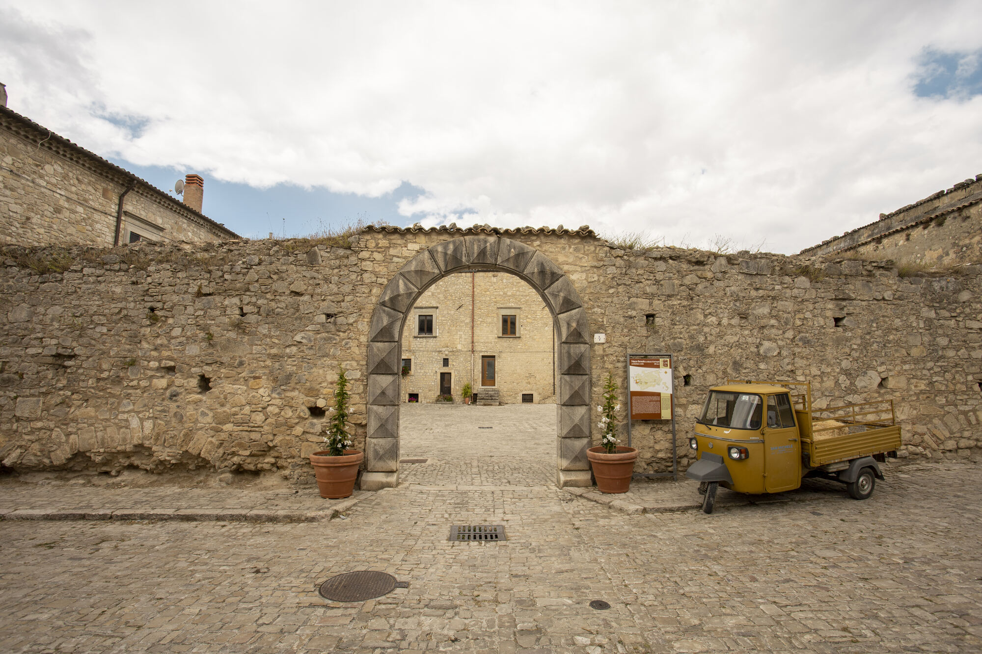 Orsara Di Puglia — Palazzo Baronale dei Guevara