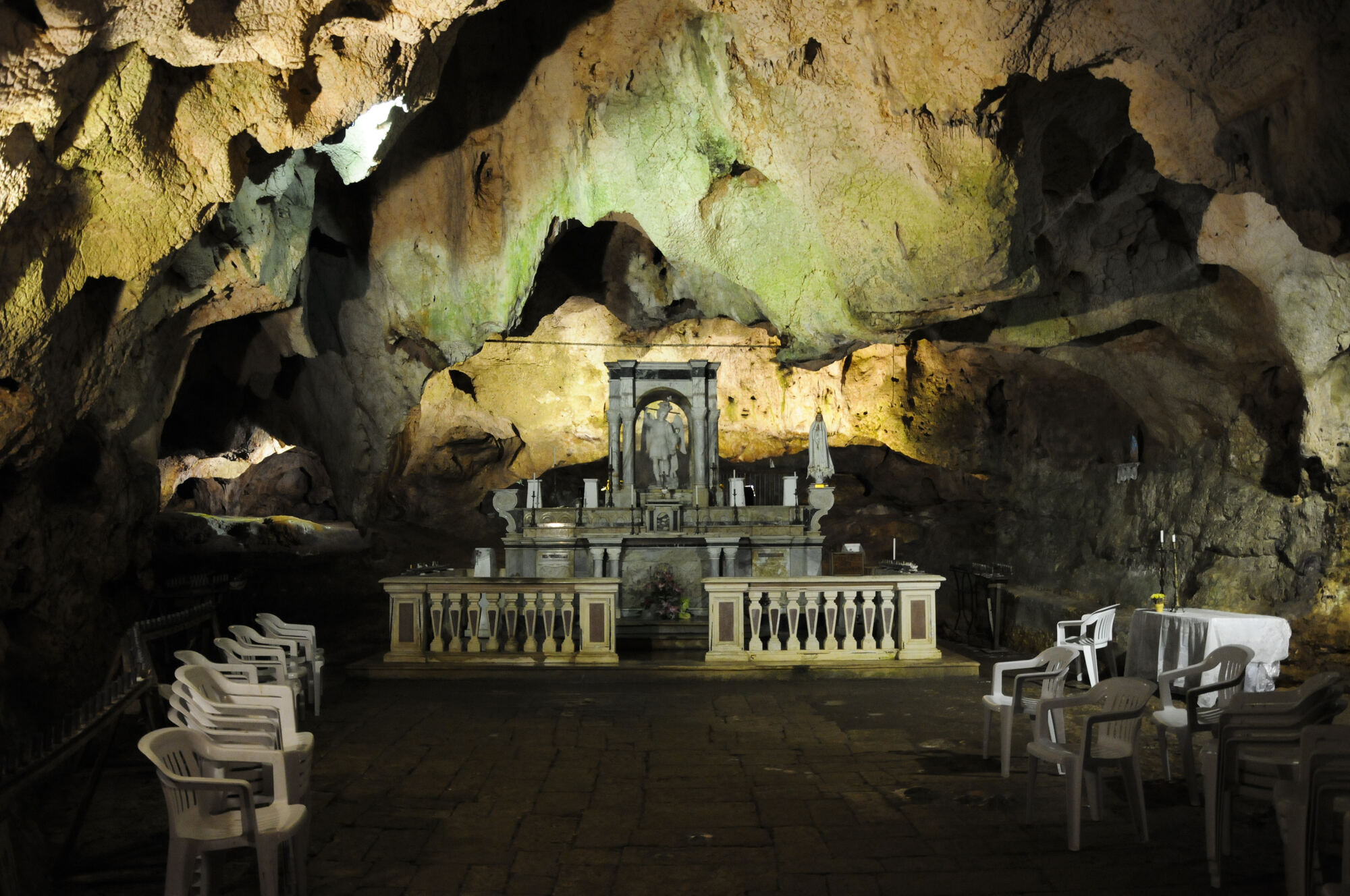 Cagnano Varano — Grotta di San Michele