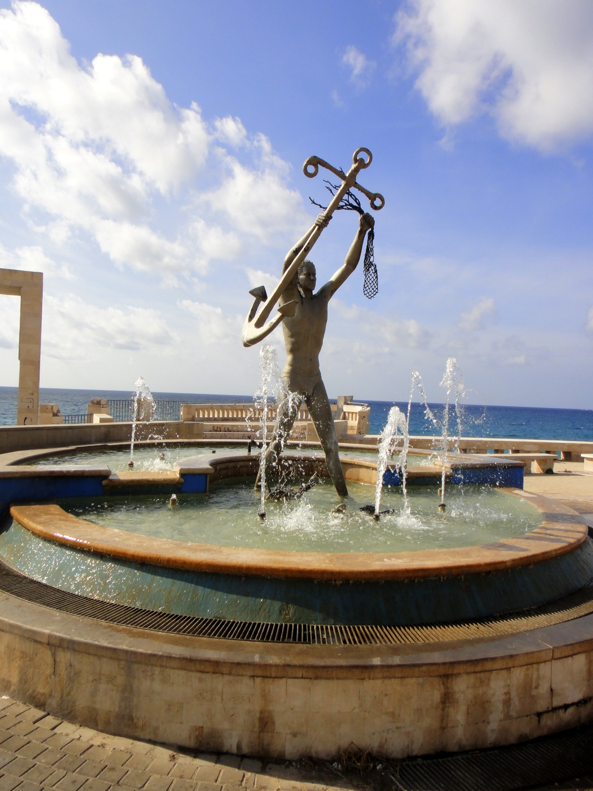 Gallipoli — monumento al pescatore sul lungomare