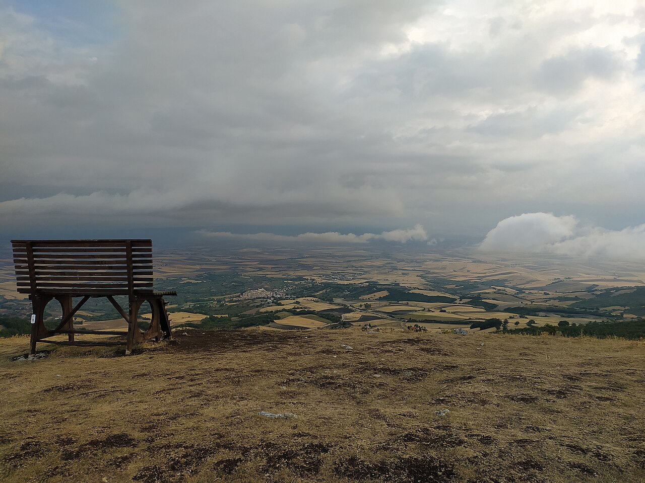 Daunia — Panorama dal Monte Cornacchia sui Monti Dauni e il Tavoliere