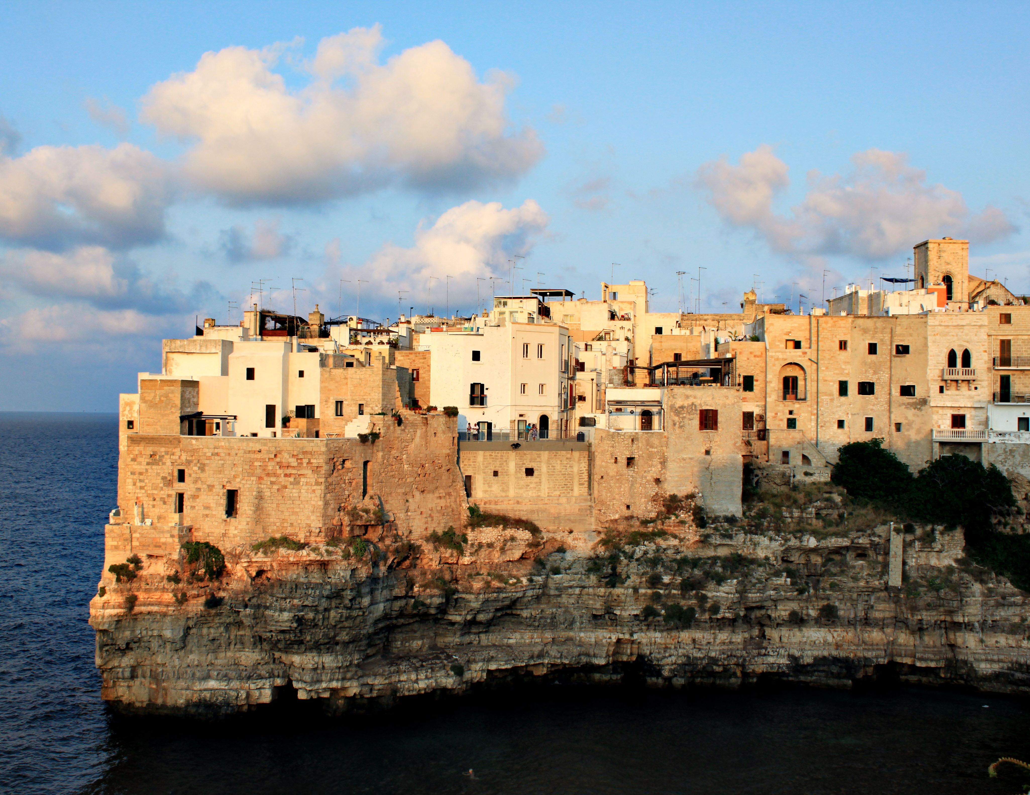 Polignano A Mare — radici nella roccia