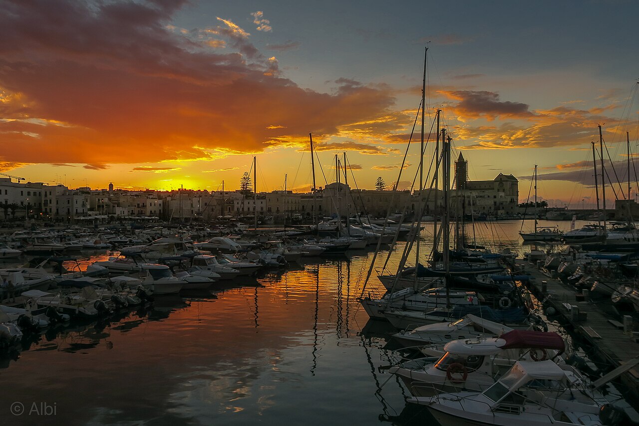 Costa BAT — Il porto di Trani al tramonto