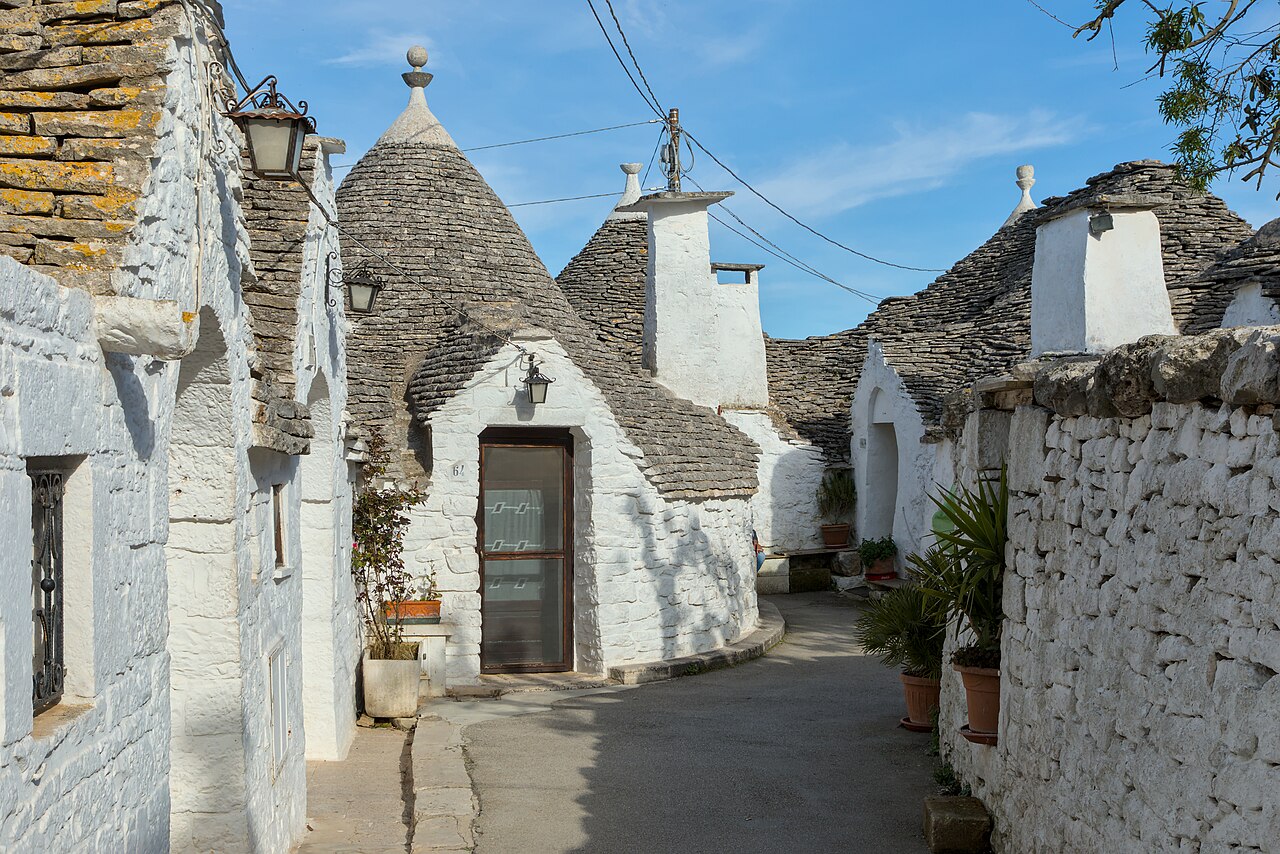 Valle d'Itria — Vicolo tra i trulli del Rione Monti, Alberobello